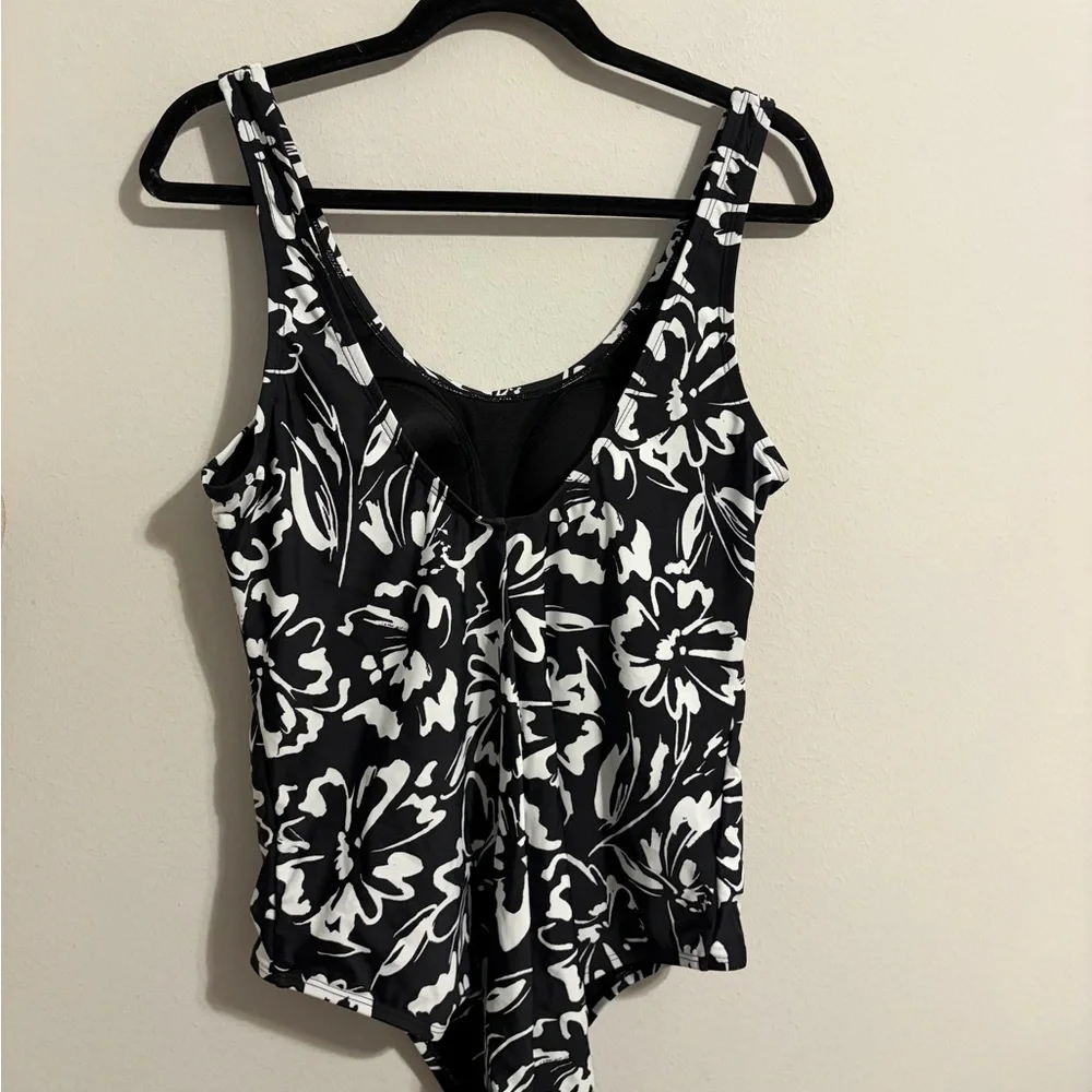 Hurley Ink Fresco Floral One Piece Swimsuit Bathing Suit Size XL‎ Monochrome